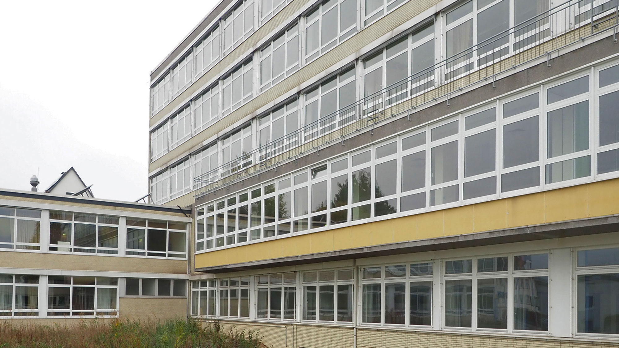 Umbau der ehemaligen Realschule Bömberg zu einem Bürogebäude Umbau der ehemaligen Realschule Bömberg zu einem Bürogebäude
